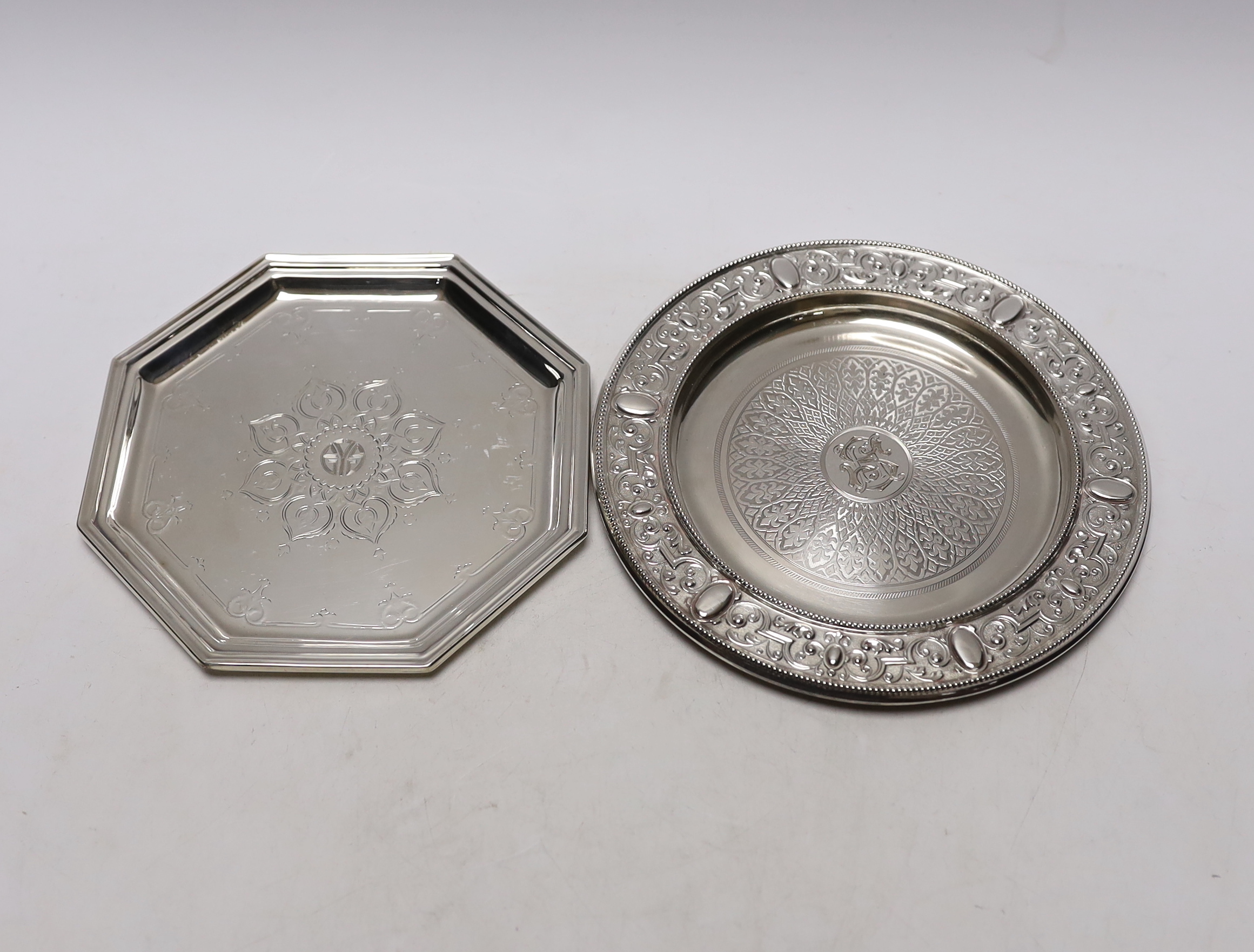 A Tiffany & Co sterling octagonal waiter, 15.1cm, together with a German 800 standard circular plate, 9oz.